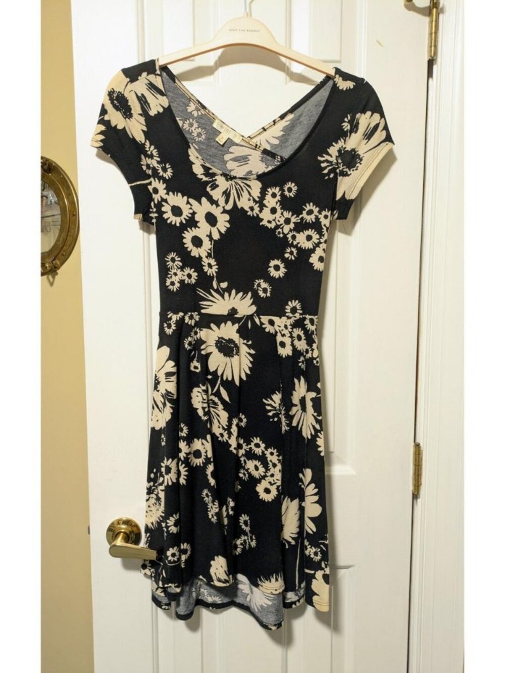 Juniors Black Cream